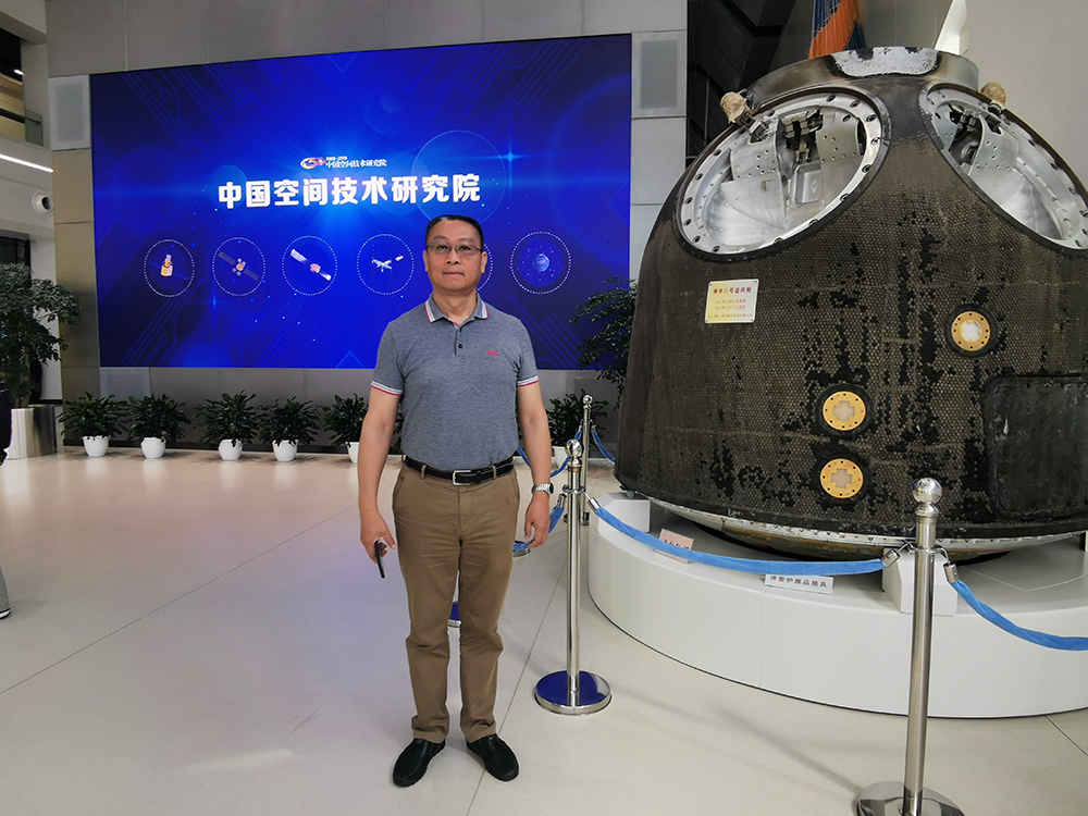 在中國空間技術(shù)研究院及錢學(xué)森實(shí)驗(yàn)室，與神舟八號(hào)返回艙合影2.jpg
